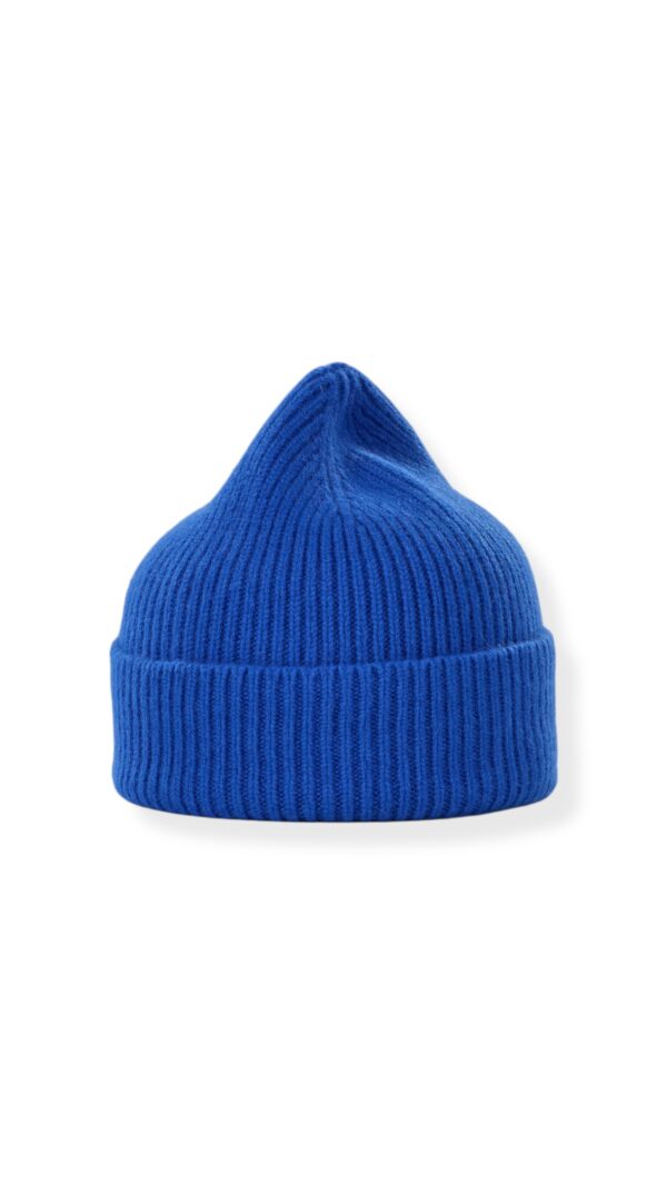 Beanie in Offwhithe Le Bonnet -unser alle Lieblings-Beanie von Le Bonnet. Minimalistisch. Zeitlos. – dein Signature-Piece für die kalte Jahreszeiten. Diese edle Mütze wurde in Schottland gefertigt – dort, wo Handwerkskunst auf modernes Design trifft. Mit seiner luxuriösen Materialmischung aus Lambswool und zertifizierter Caregora-Angora vereint es Leichtigkeit mit wohltemperierter Wärme. Ein echtes Understatement-Piece für jede Garderobe – weich, formstabil und überraschend vielseitig. DETAILS: Material: 75% Lambswool, 25% Caregora (zertifiziert) perfekte Passform Made in Scotland Rippstrick