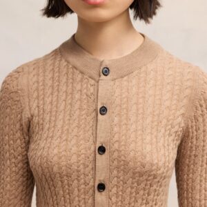 Cardigan mit Zopfmuster in Camel, AMI PARIS,