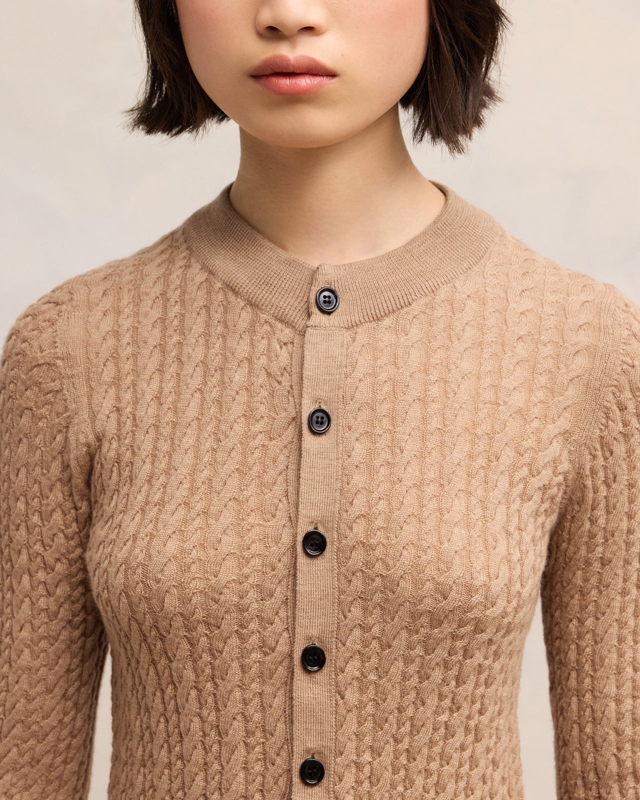 Cardigan mit Zopfmuster in Camel, AMI PARIS,