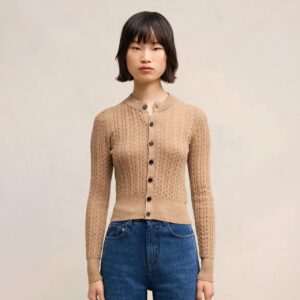 Cardigan mit Zopfmuster in Camel, AMI PARIS,