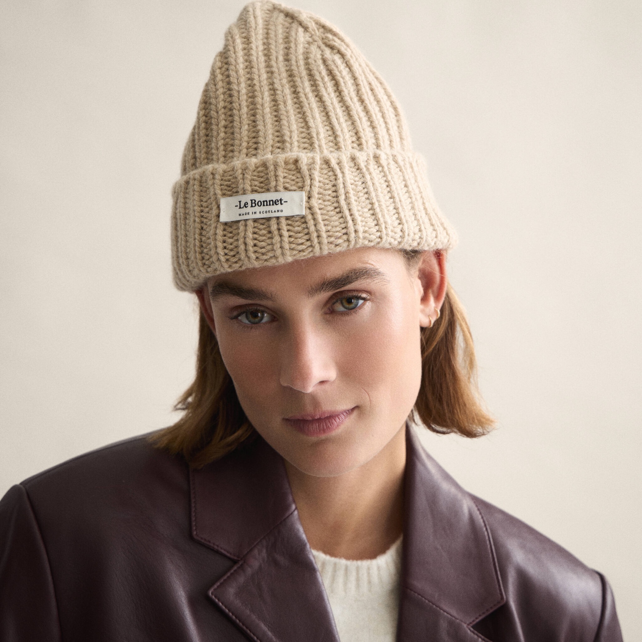 Beanie mit Logo in Sand