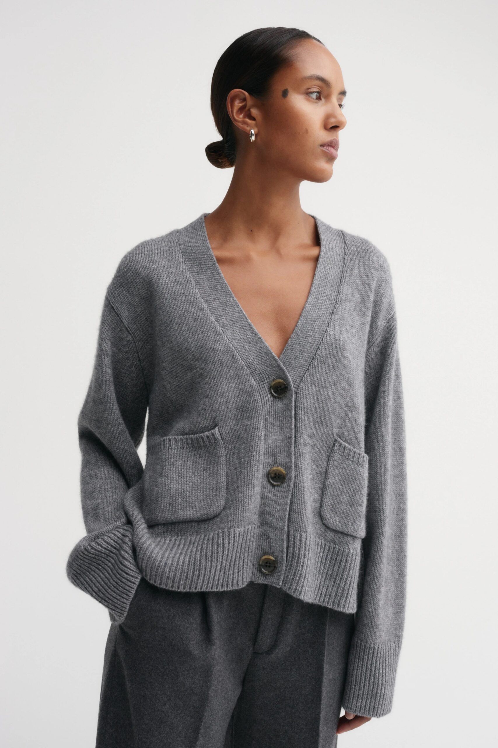 Cardigan BEJA in Grey, ALMADA LABLE,