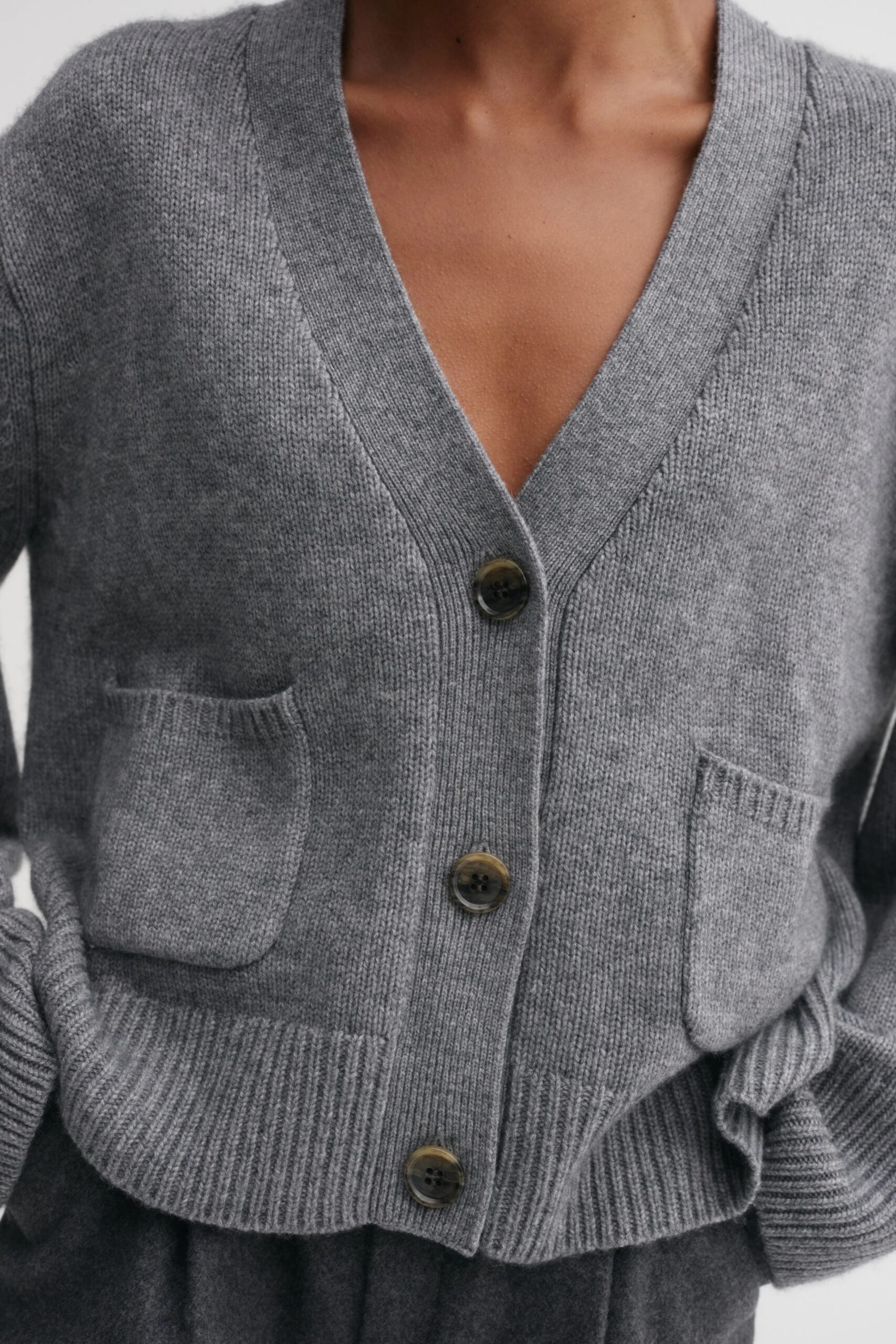 Cardigan BEJA in Grey, ALMADA LABLE,