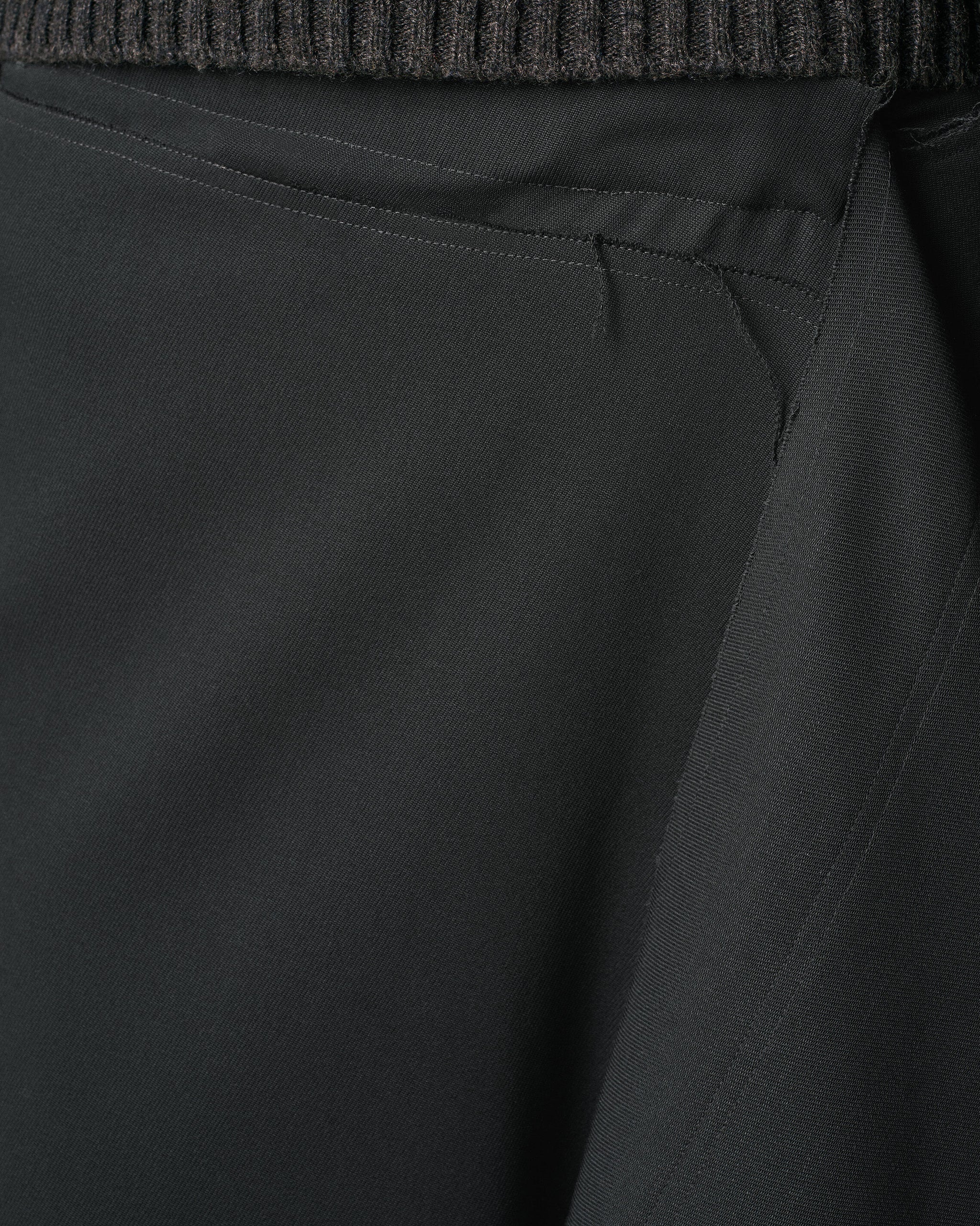Midi-Wickelrock in Black, AMI PARIS
