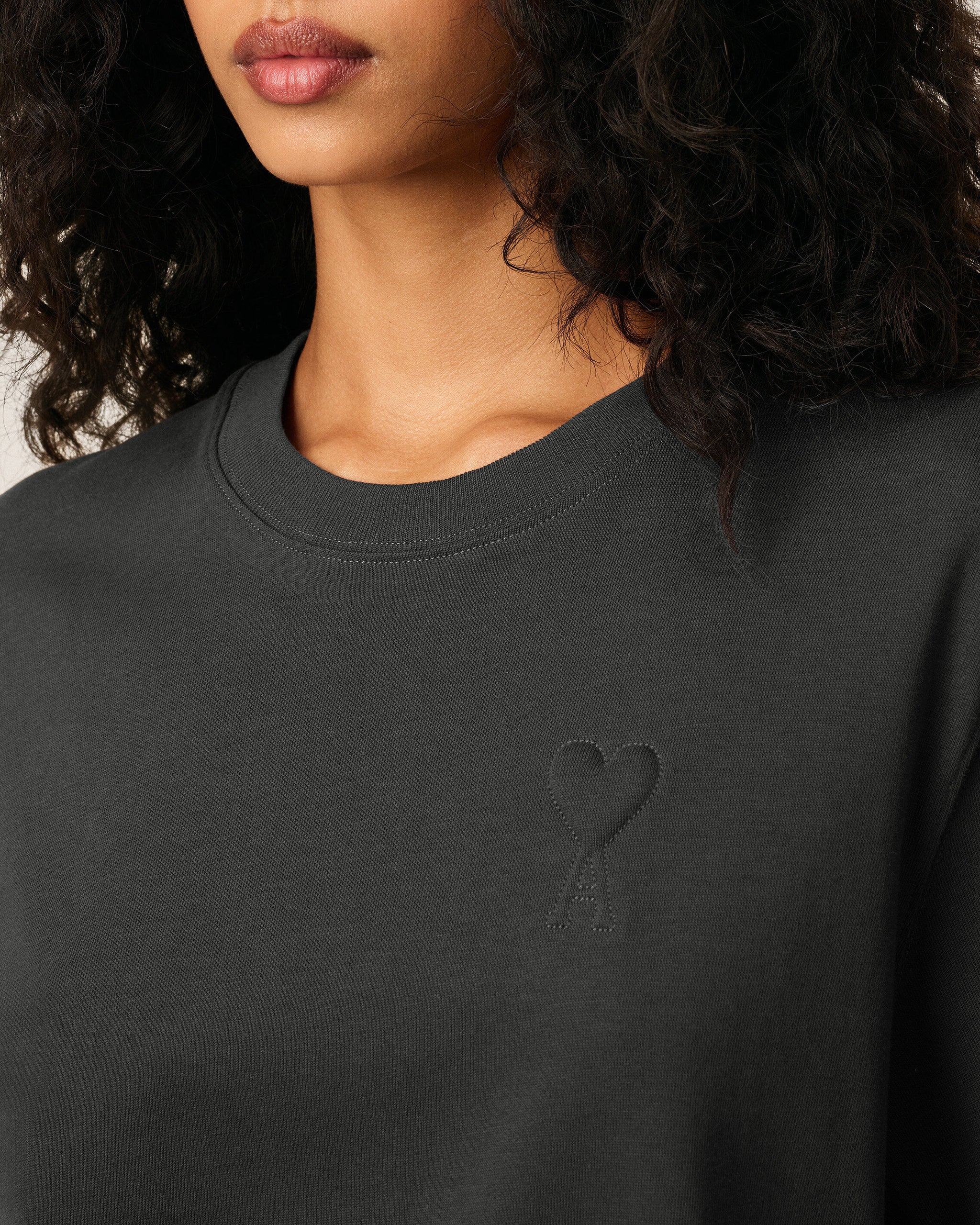 T-Shirt AMI DE COEUR in Anthrazit, AMI PARIS