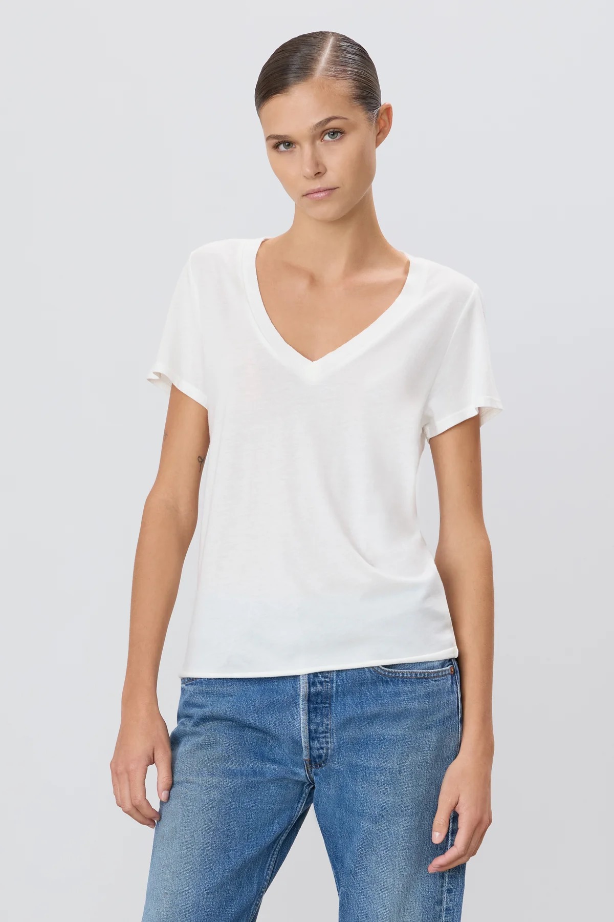 T-Shirt Deep V-Neck in Ivory, Éterne, #CHLOE062