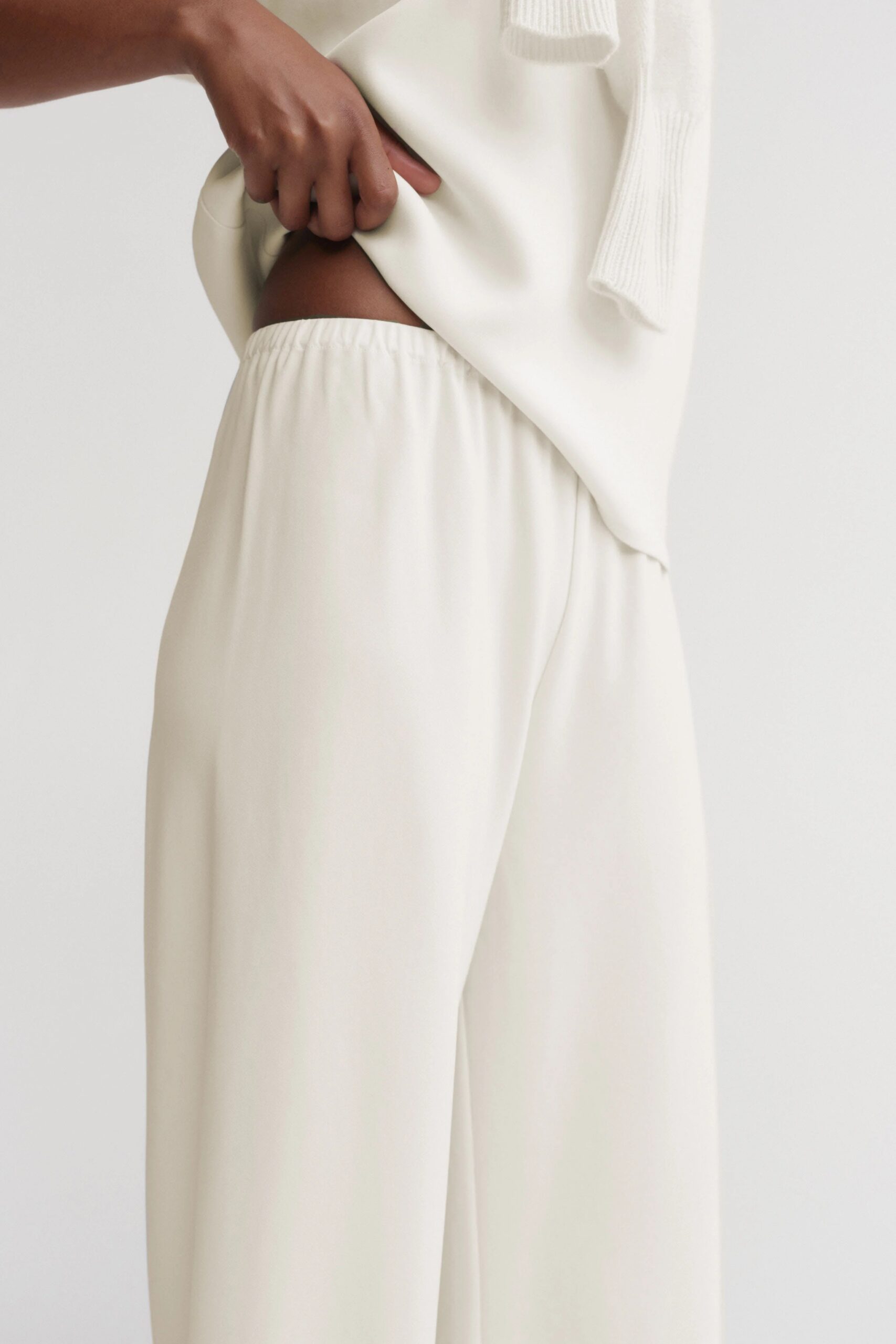 Hose BEA Crepe in Cream, ALMADA Label,